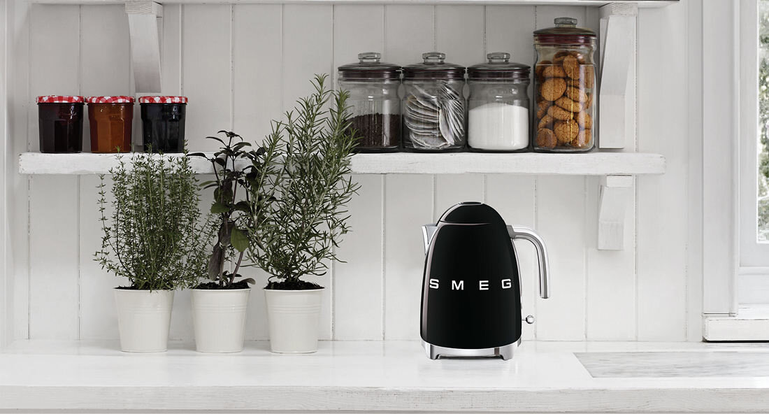 Czajnik SMEG KLF03CREU Kremowy Wygodne rozwiązania użytkowanie Podstawa obrotowa 360° system Soft Opening otwieranie pokrywy jednym dotknięciem schowek na przewód