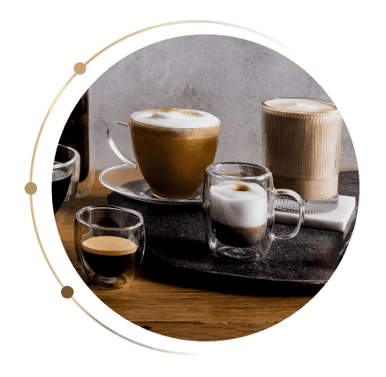 Siedem różnych napojów kawowych (espresso, affogato, latte, cappuccino) w szklanych filiżankach na drewnianym blacie