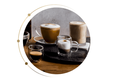 Siedem różnych napojów kawowych (espresso, affogato, latte, cappuccino) w szklanych filiżankach na drewnianym blacie