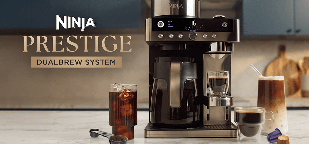 Ekspres do kawy Ninja CFN803EU, zbliżenie na nalewanie kawy do szklanki: kawa filtrowana, a następnie z kapsułek espresso