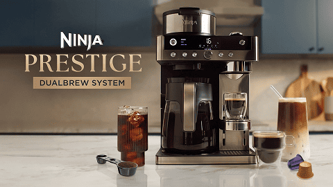 Ekspres do kawy Ninja CFN803EU, zbliżenie na nalewanie kawy do szklanki: kawa filtrowana, a następnie z kapsułek espresso