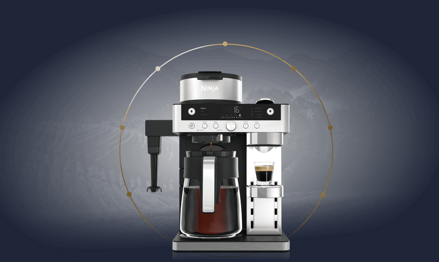 Ekspres do kawy Ninja CFN803EU z pełnym dzbankiem i filiżanką espresso