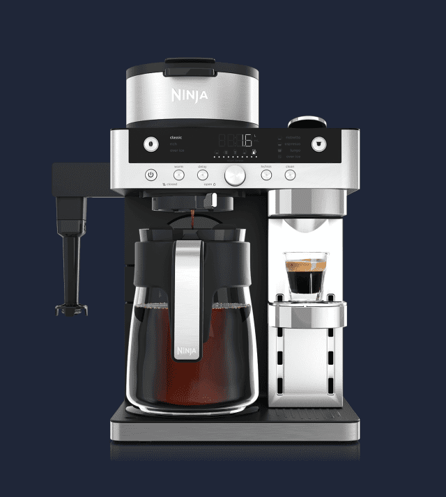 Ekspres do kawy Ninja CFN803EU z dzbankiem i filiżanką espresso, widoczny panel sterowania Classic i Ristretto
