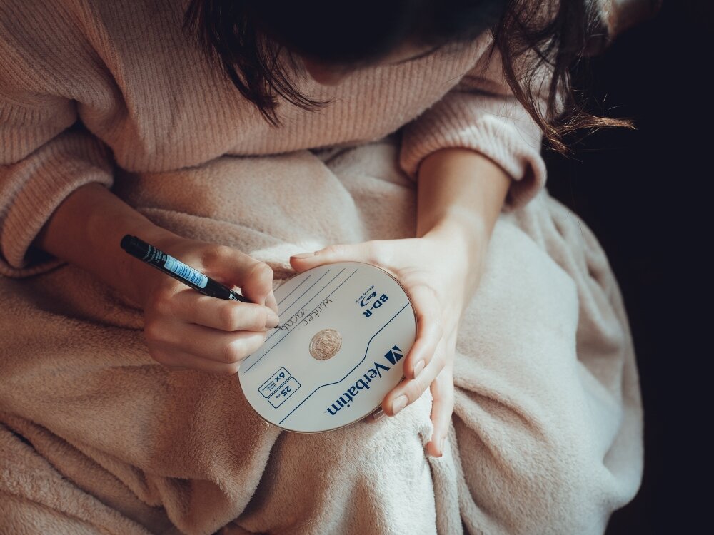 Płyta VERBATIM BD-R, 25 GB, 6x (10 szt.)
                płyta w dłoni