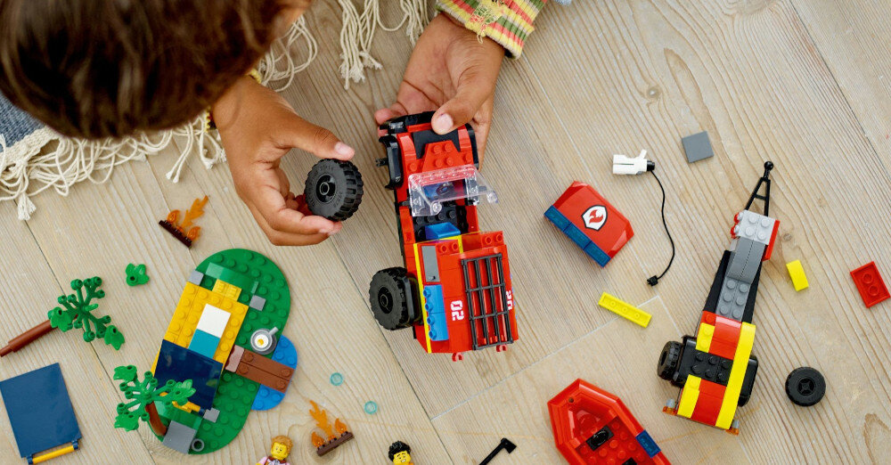KLOCKI LEGO CITY TERENOWY WÓZ STRAŻACKI Z ŁODZIĄ RATUNKOWĄ 60412 pojazd ratunkowy
