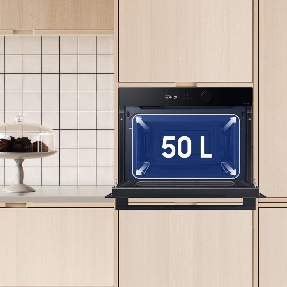 Pojemna komora kuchenki mikrofalowej NQ5B5713GBK na tle kremowej zabudowy