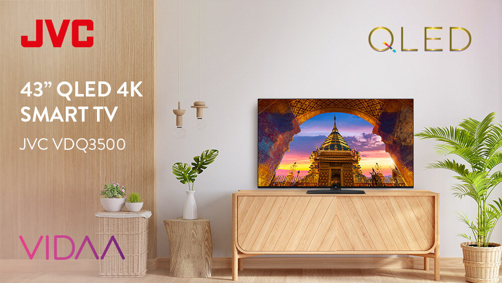 Telewizor JVC LT-43VDQ3500 - Realistyczne kolory, telewizor stojący na komodzie w salonie