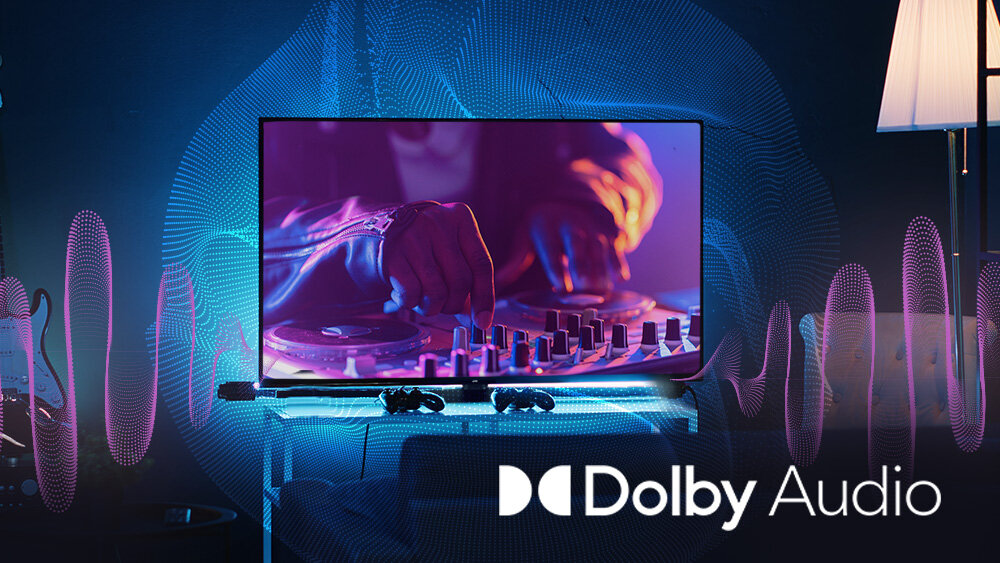 Telewizor JVC LT-43VDQ3500 - Realistyczne brzmienie z Dolby Audio, telewizor stojący na stoliku z którego wydobywa się dźwięk