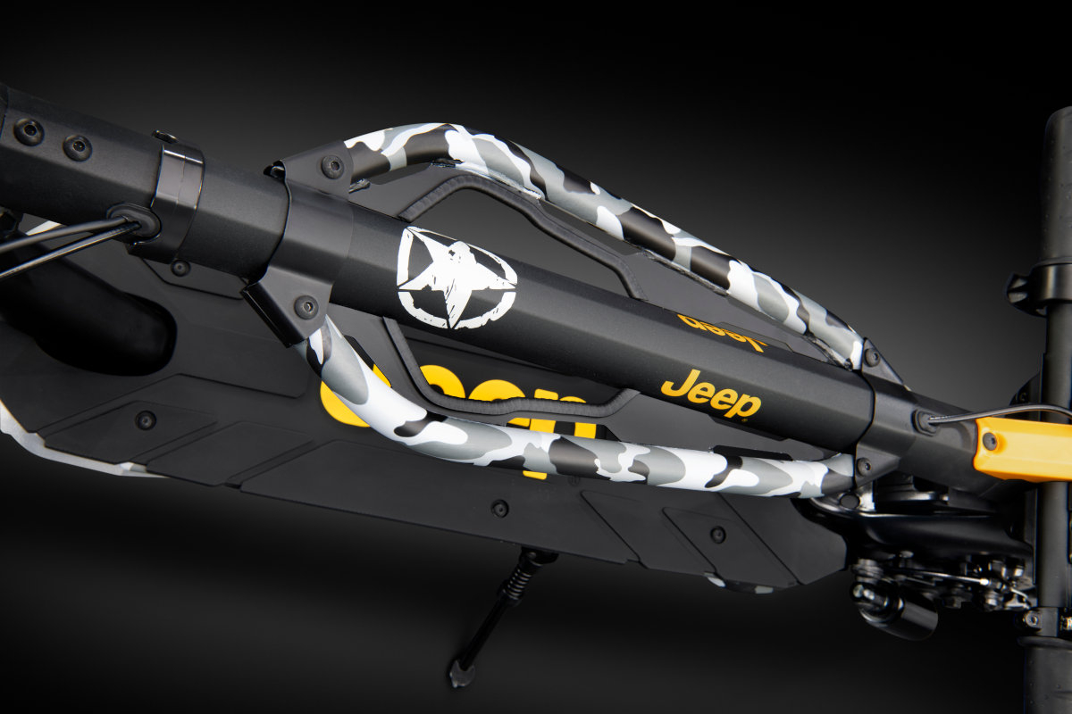 Hulajnoga elektryczna JEEP 2XE Urban Camou 2022 Czarny