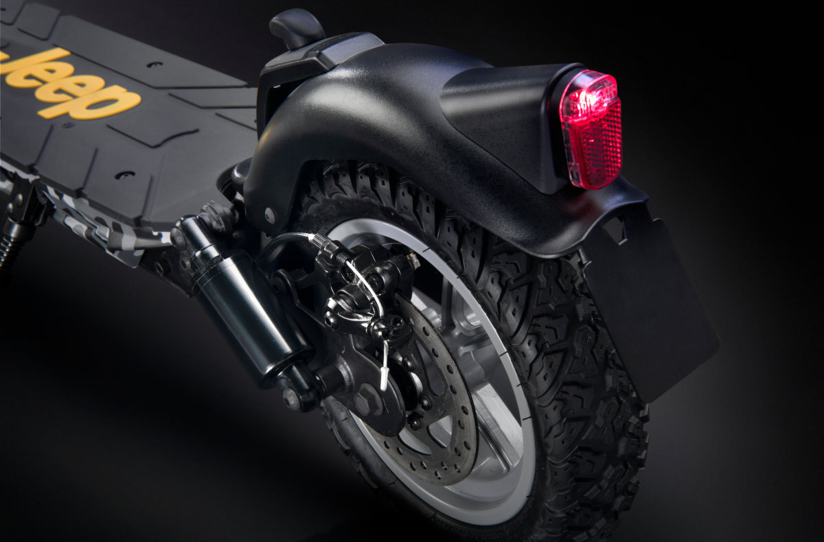 Hulajnoga elektryczna JEEP 2XE Urban Camou 2022 Czarny