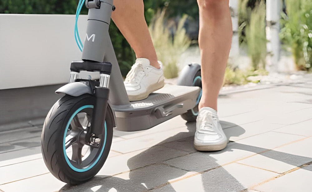 Hulajnoga elektryczna MOTUS Scooty 10 Plus Plus 2023 Turkusowy przyjazna dla srodowiska nie pozostawia sladu weglowego system KERS odzyskiwanie energii kinetycznej