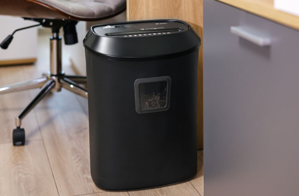 Niszczarka TRACER FileCrusher prezentacja niszczarki obok biurka w pokoju wysoki poziom bezpieczeństwa wygoda użytkowania ochrona danych