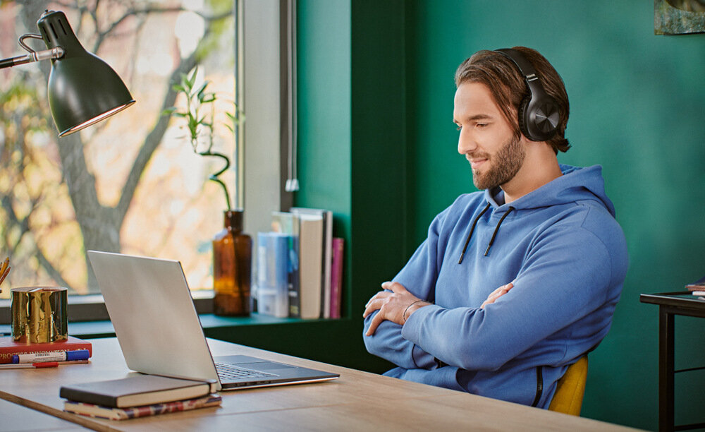 Słuchawki nauszne PANASONIC RB-HX220 wygoda bezprzewodowe uniwersalność zasięg dźwięk mocny bas brzmienie ergonomia konstrukcja akumulator