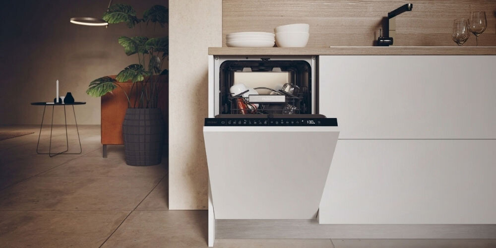 Zmywarka HAIER AI XI0C3TB3FB lifestyle front uchylowa zabudowa białe szafki kuchnia załadunek naczynia zlewozmywak silnik inwerterowy cicha praca oszczędności