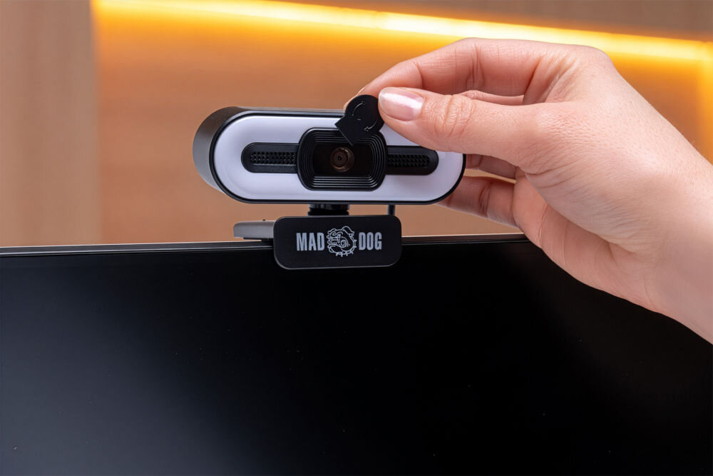 Kamera internetowa MAD DOG IC200K Ręka zamykająca mechaniczną osłonę prywatności (privacy shutter) na obiektywie kamery MAD DOG IC200K.