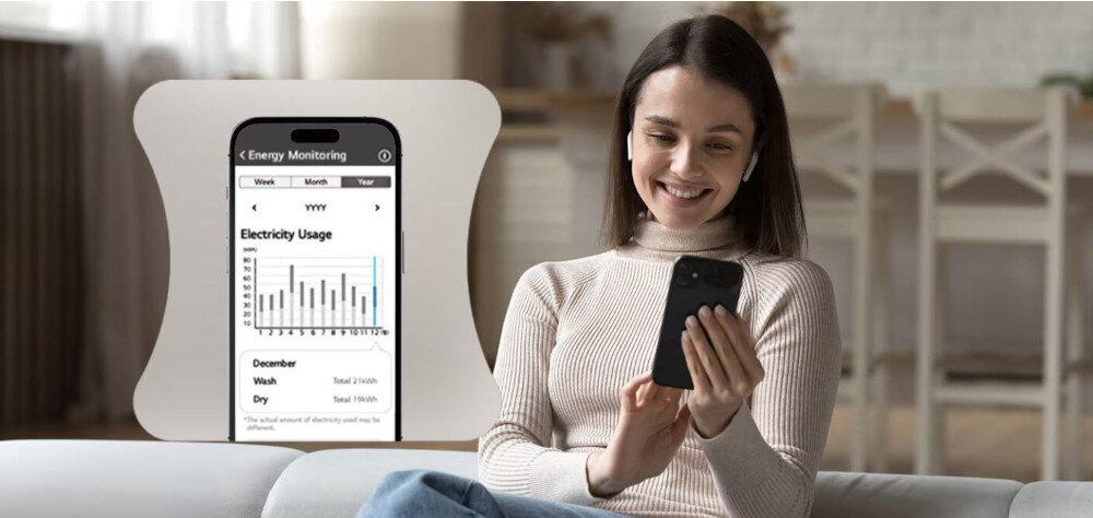 SUSZARKA LG RHX5009NHB Zdjęcie przedstawia kobietę siedzącą na sofie i korzystającą ze smartfona. Obok widoczny jest ekran aplikacji prezentujący wykres monitorowania zużycia energii przez pralkę i suszarkę, umożliwiający kontrolę oraz analizę kosztów użytkowania urządzeń LG ThinQ™ inteligentna suszarka zdalne sterowanie monitorowanie zużycia energii kontrola stanu urządzenia oszczędność prądu wydłużona żywotność komfort bezpieczeństwo pełna kontrola aplikacja smartfon wygoda użytkowania