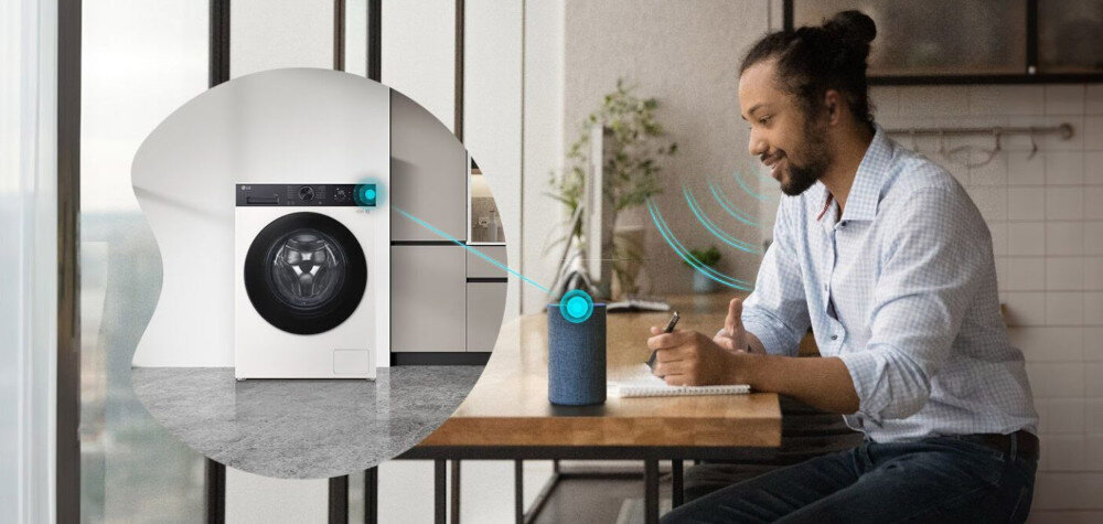 SUSZARKA LG RHX5009NHB Zdjęcie przedstawia mężczyznę siedzącego przy stole, komunikującego się z inteligentnym głośnikiem. Obok widoczna jest grafika suszarki LG we wnętrzu, do której biegnie linia sygnalizująca sterowanie głosowe. Ujęcie podkreśla możliwość obsługi urządzenia za pomocą poleceń głosowych oraz integracji z systemem smart home Sterowanie głosowe obsługa głosowa inteligentny asystent AI automatyczne uruchamianie cyklu dopasowanie parametrów oszczędność czasu wygoda codzienne obowiązki suche ubrania bez wysiłku
