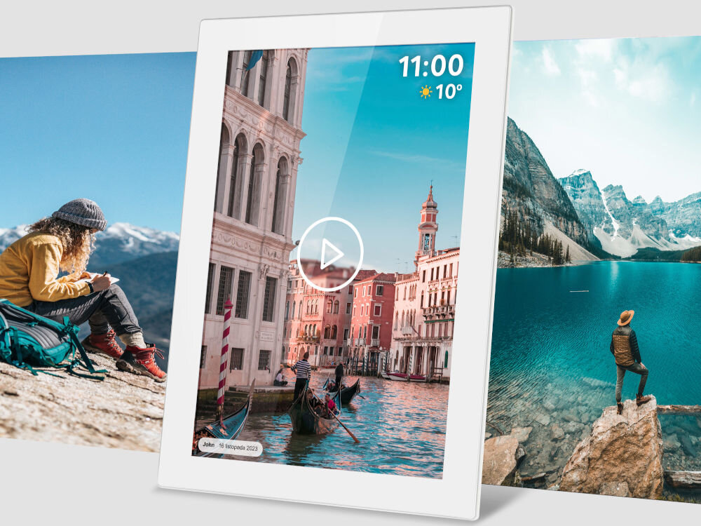 Ramka cyfrowa KRUGER&MATZ KM1100W Frameo 10.1 cala Biały prezentacja ramki z filmikiem i komentarzem do niego na ramce budynki i rzeka pomiędzy nimi oraz łódki w tle góry jezioro wygodne przesyłanie fotografii i filmów formaty wbudowany głośnik