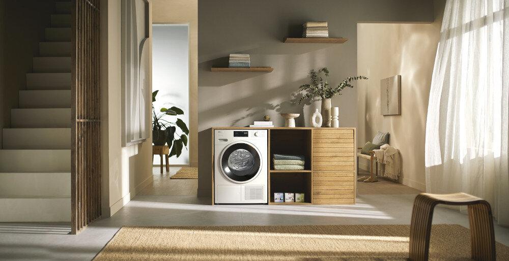 Suszarka MIELE TWD640WP EcoSpeed zdjęcie wizualizacyjne lifestyle 9 kg bęben Ekonomiczny i wydajny silnik EcoSpeed ProfiEco System zapachowy FragranceDos Bezobsługowy wymiennik ciepła Technologia EcoDry SilenceDrum Technologia pompy ciepła Funkcja dodatkowa DryCare 40 Ochrona przed zagniataniem Stopień suszenia HygieneDry PerfectDry Zintegrowane odprowadzanie wody kondensacyjnej Najwyższa skuteczność kondensacji AddLoad Wash2Dry Zawias drzwi umożliwiający przekładanie