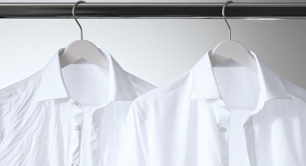 Suszarka MIELE TWD640WP EcoSpeed zdjęcie wizualizacyjne lifestyle białe koszule wieszaki Ochrona przed zagnieceniami bez prasowania 