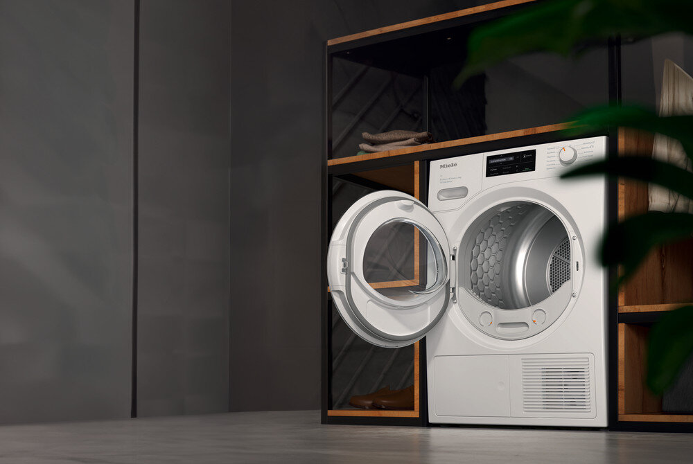 Suszarka MIELE TWD640WP EcoSpeed zdjęcie wizualizacyjne lifestyle otwarte drzwiczki koszule Przekładanie zawiasów drzwi dostosowanie kierunku ich otwierania lewo prawo planowanie przestrzeni zmiana układu dopasowanie do pomieszczenia