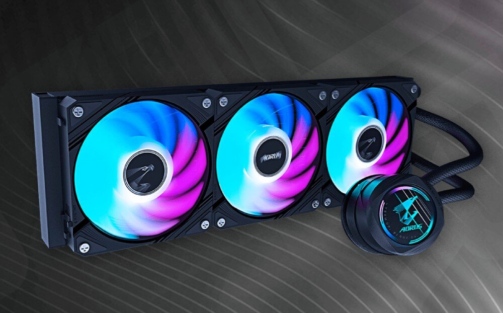 Chłodzenie wodne GIGABYTE Aorus WaterForce II 360 Trzy kolorowo podświetlone wentylatory na czarnym radiatorze, po prawej stronie czarny blok wodny z podświetlonym logotypem, tło w odcieniach szarości, podświetlenie, kolory, efekty, synchronizacja