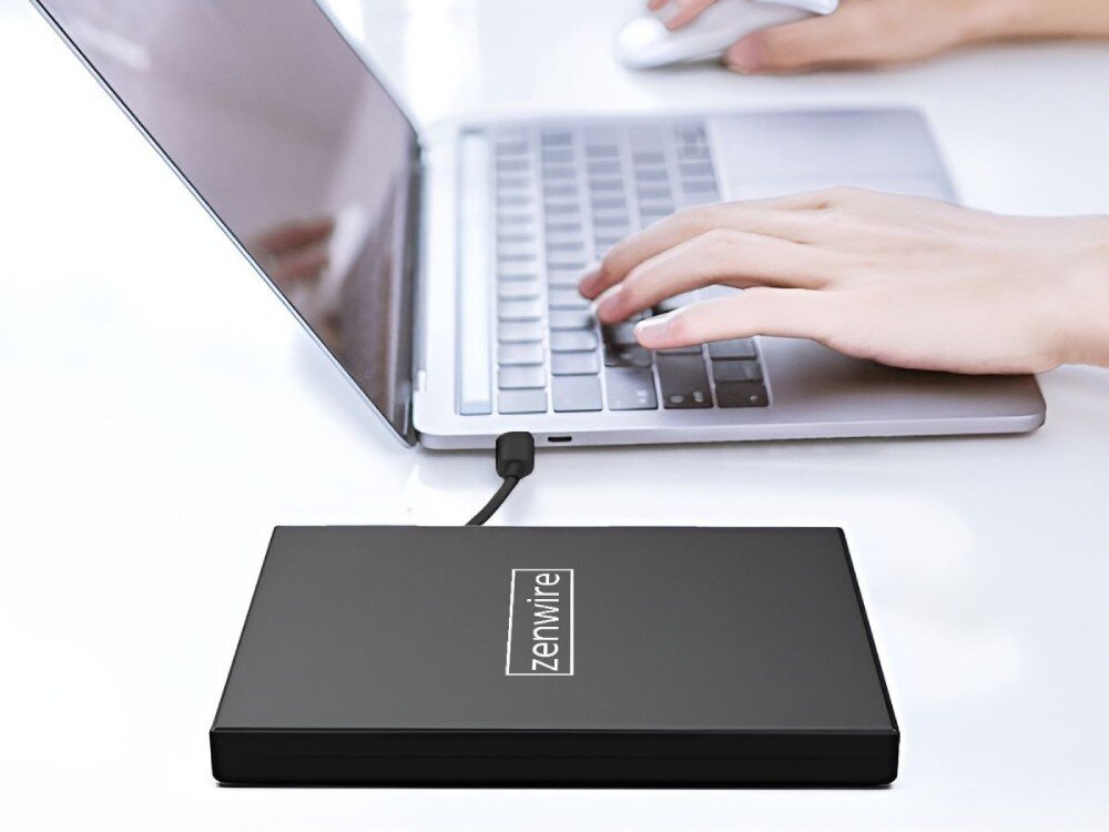 Napęd ZENWIRE SY886 Czarny napęd optyczny podłączony do laptopa na białym biurku. Użytkownik korzysta z klawiatury i myszy, opis
