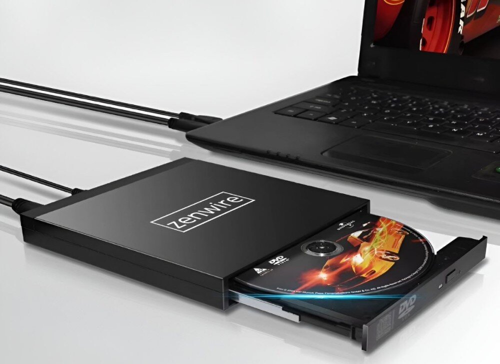Napęd ZENWIRE SY886 napęd optyczny z wysuniętą tacką i umieszczoną w niej płytą DVD. Urządzenie jest podłączone do laptopa za pomocą dwóch kabli, prędkość odczytu, bufor pamięci