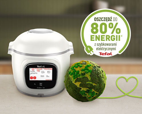 COOK4ME TOUCH PRO na blacie kuchennym z włączonym ekranem urządzenia i kurczakiem w środku. Obok znaczek o oszczędności.