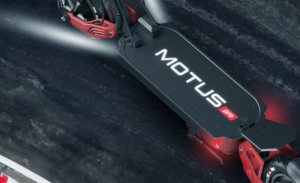 Hulajnoga elektryczna MOTUS Pro 10 Daytona 65km 2x1000W Amortyzacja 10 cali Czarny droga na drodze hulajnoga zbliżenie na podest wytrzymała konstrukcja z wysokiej jakości kutego aluminium waga 29 kg dla osób o maksymalnej wadze do 120 kg spory deck powierzchnia z antypoślizgową powłoką