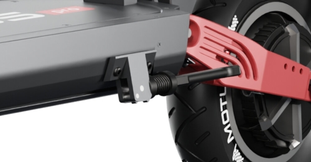 Hulajnoga elektryczna MOTUS Pro 10 Daytona 65km 2x1000W Amortyzacja 10 cali Czarny zbliżenie na stopkę składana stopka w centralnym punkcie ciężkości zapobiega przypadkowemu przewróceniu się pojazdu