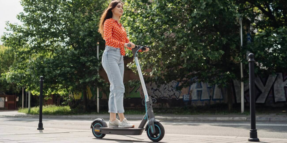 Hulajnoga elektryczna MOTUS Scooty 10 Turkusowy silnik moc 350 W maksymalna predkosc do 20 km/h w tylnym kole lepsza kontrola pokonywanie niewielkich wzniesien o nachyleniu terenu do 15 stopni