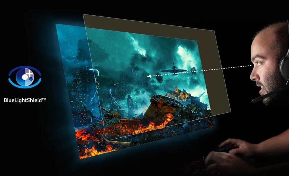 Monitor ACER Nitro VG240YW3BMIIPX Mężczyzna w słuchawkach patrzący na ekran gry z warstwą filtrującą, obok widoczne logo 'BlueLightShield'