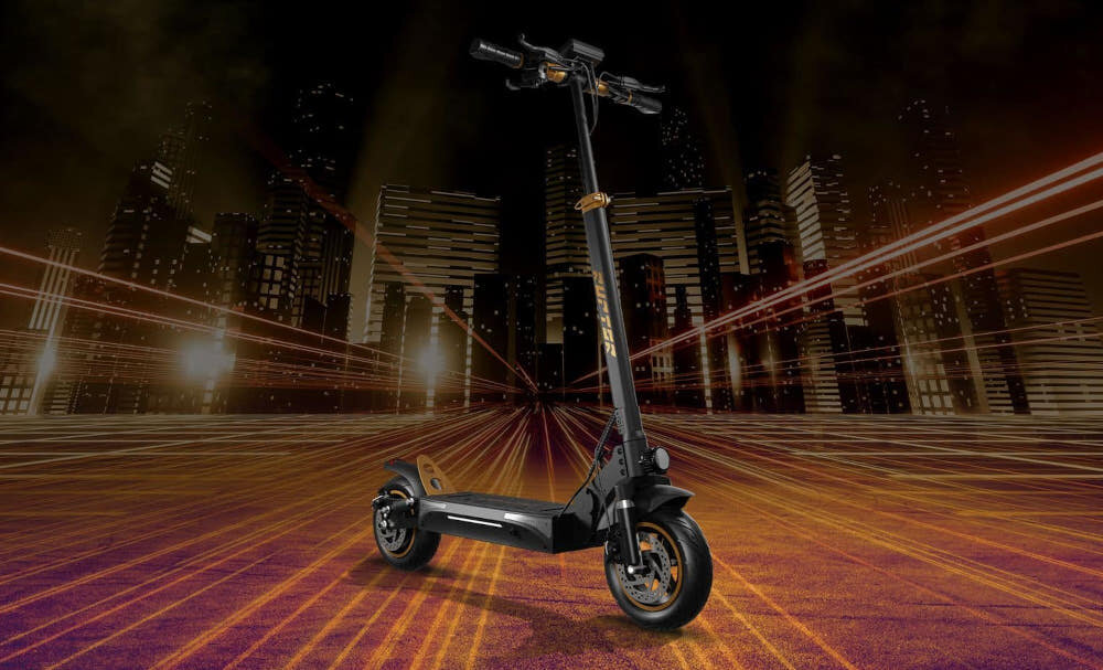 Hulajnoga elektryczna RUPTOR R1 V2 80 km 500W Amortyzacja 10 cali Miedziany ulica chodnik hulajnoga widoczna od przodu pod skosem w tle budynki miasta wieżowce światła moc komfort bezpieczeństwo mobilność środek transportu