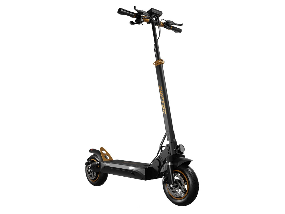 Hulajnoga elektryczna RUPTOR R1 V2 80 km 500W Amortyzacja 10 cali Miedziany hulajnoga na białym tle widoczna od przodu pod skosem przyjazna dla środowiska alternatywa do poruszania się bestia na dwóch kółkach szybka komfortowa bezpieczna