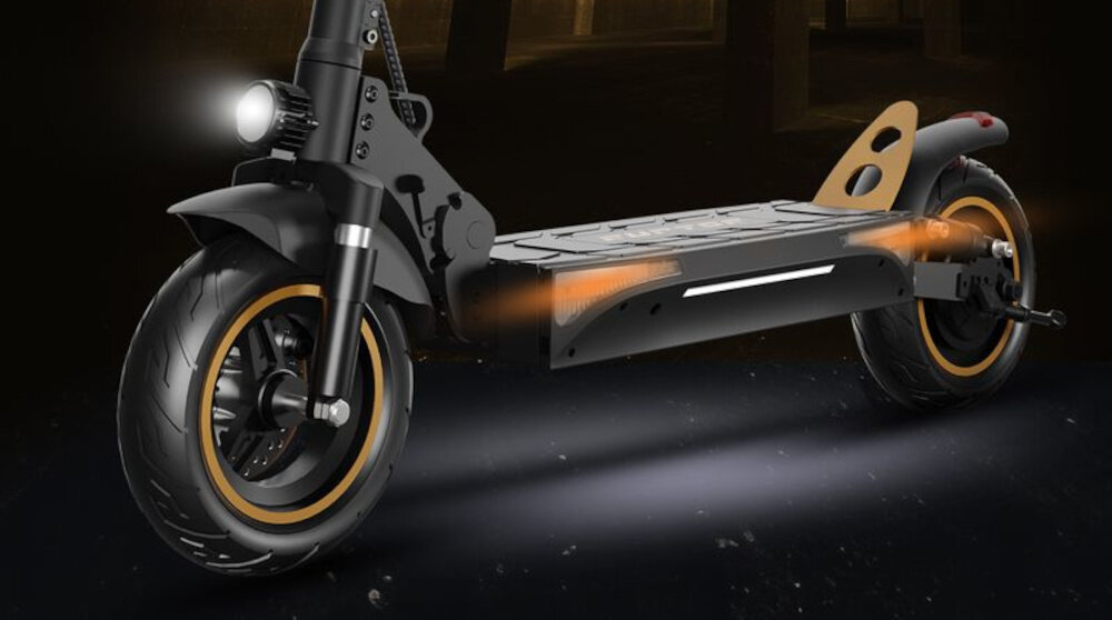 Hulajnoga elektryczna RUPTOR R1 V2 80 km 500W Amortyzacja 10 cali Miedziany ulica chodnik zbliżenie na dół hulajnogi widoczne koła i zapalone światła duże, 10-calowe koła stabilność ułatwiają pokonywanie przeszkód opony bezdętkowe skutecznie tłumią nierówności amortyzacja wahaczowe zawieszenie minimalizują wstrząsy przenoszone na użytkownika