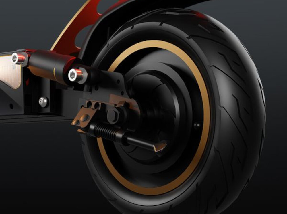 Hulajnoga elektryczna RUPTOR R1 V2 80 km 500W Amortyzacja 10 cali Miedziany ciemne tło zbliżenie na silnik w tylnym kole wydajny silnik o mocy 500 W moc szczytowa 800 W silnik w tylnym kole duże przyspieszenie dużą moc pokonywanie wzniesień o nachyleniu terenu około 15–20° maksymalna prędkość do 20 km/h