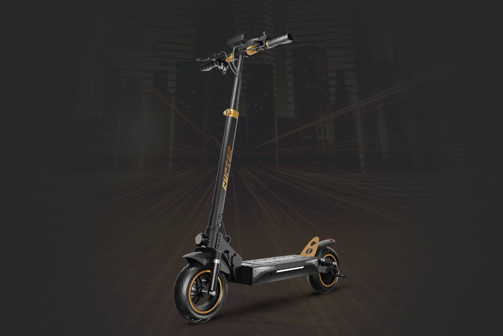 Hulajnoga elektryczna RUPTOR R1 V2 80 km 500W Amortyzacja 10 cali Miedziany ulica chodnik hulajnoga widoczna od przodu pod skosem w tle budynki miasta wieżowce światła wydajny akumulator bateria o napięciu 48 V i pojemności 20 Ah zasięg do 80 km czas ładowania około 9-10 godzin