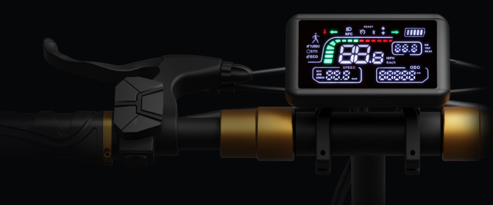 Hulajnoga elektryczna RUPTOR R1 V2 80 km 500W Amortyzacja 10 cali Miedziany ciemne tło zbliżenie na kierownicę na kierownicy włączony wyświetlacz intuicyjny wyświetlacz pełen kontrast i widoczność o każdej porze dnia i nocy bardzo wyraźnie widoczne informacje