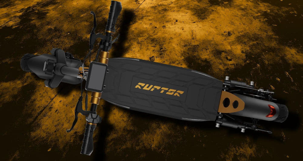 Hulajnoga elektryczna RUPTOR R1 V2 80 km 500W Amortyzacja 10 cali Miedziany ulica widok z góry zbliżenie na podest solidna, aluminiowa konstrukcja ramy stabilność i komfort jazdy z wysokimi standardami bezpieczeństwa i produkcji masywna pancerna konstrukcja duży pokład z antypoślizgową nawierzchnią nośność do 120 kg