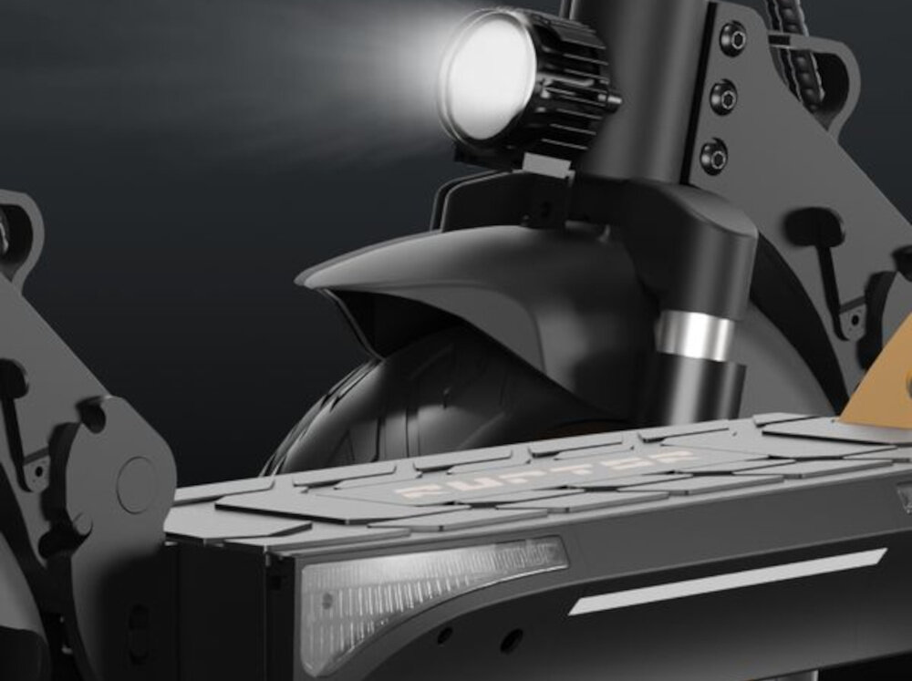 Hulajnoga elektryczna RUPTOR R1 V2 80 km 500W Amortyzacja 10 cali Miedziany ulica chodnik zbliżenie na dół hulajnogi widok na przednie światło i kierunkowskaz kompletne oświetlenie przednie i tylne światło dobrze widoczna dla innych uczestników ruchu bezpieczne poruszanie się po mieście o każdej porze dnia i nocy