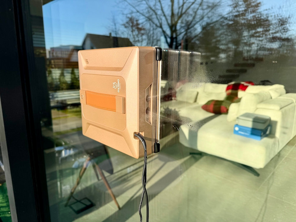 Robot do mycia okien OXTENO ROBOTICS OX Glass Ultra 5 4-kierunkowy system spryskiwania cztery dysze natryskowe po obu stronach mgiełka wielkość według zaawansowanych algorytmów AI tryby N góra-dół Z lewo-prawo Z+N tryb manualny TUYA