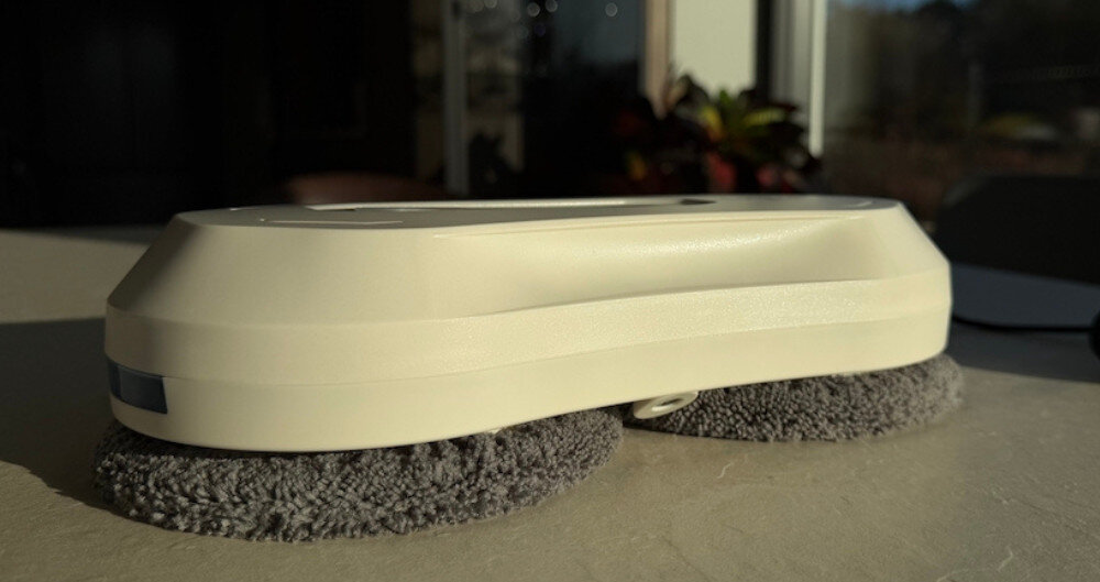 Robot do mycia okien OXTENO ROBOTICS OX Glass Pro 3 Plus Podwójny natrysk wody  Ultradźwiękowy system Double Spray Dwie dysze  zapobiega pracy na sucho chroni szkło przed zarysowaniami Zbiornik 50 ml