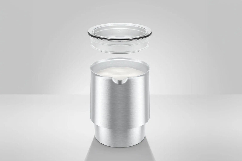 Spieniacz JURA Hot & Cold 24331 zdjęcie lifestyle Pojemność 360 ml Lekko wygięty dzióbek wymiary Stożkowa podstawa 