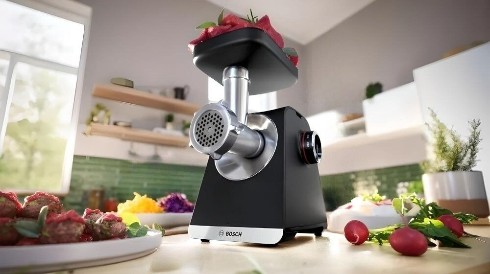 Maszynka do mięsa BOSCH MFWS642B maszynka sitko mięso w trakcie mielenia wymiary tło kuchenne 247 x 200 x 240 mm waga 4,1 kg wydajne urządzenie 3,5 kg mięsa w minutę szybkość działania równomierne rozdrabnianie składników optymalne efekty minimalny nakład pracy na co dzień przy większych przyjęciach rodzinnych spotkaniach 