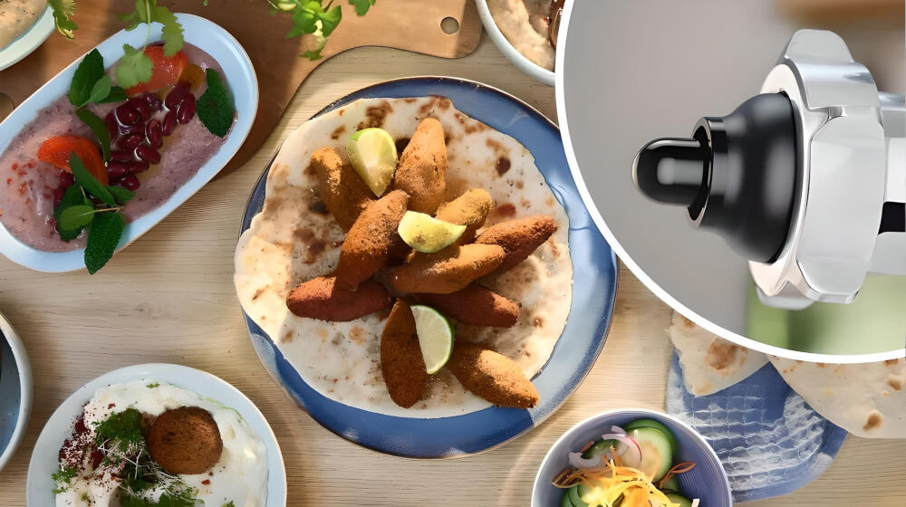 Maszynka do mięsa BOSCH MFWS642B nasadka do kebbe stół z jedzeniem na talerzu potrawa kebbe z limonkami tortilla potrawy wszechstronne urządzenie mielenie mięsa przygotowywanie kebbe specjalna nasadka mięsne rurki wypełnienie dowolnym farszem eksperymentowanie w kuchni zaskoczenie różnorodnymi smakami szybkie proste przyjemne przygotowanie kebbe 