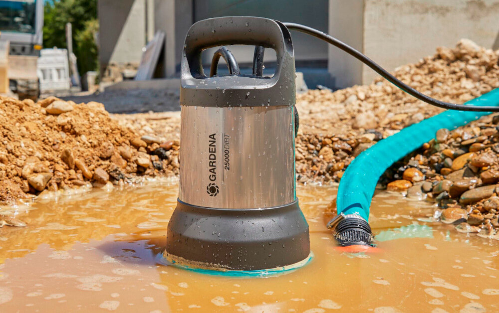 Pompa do wody GARDENA 09046-20 elektryczna wszechstronne zastosowanie do ogrodu domu do oprozniania oczek wodnych studni wykopow po ulewie na placach budowy wypompowujebardzo zabrudzona wode srednica zabrudzen do 38 mm