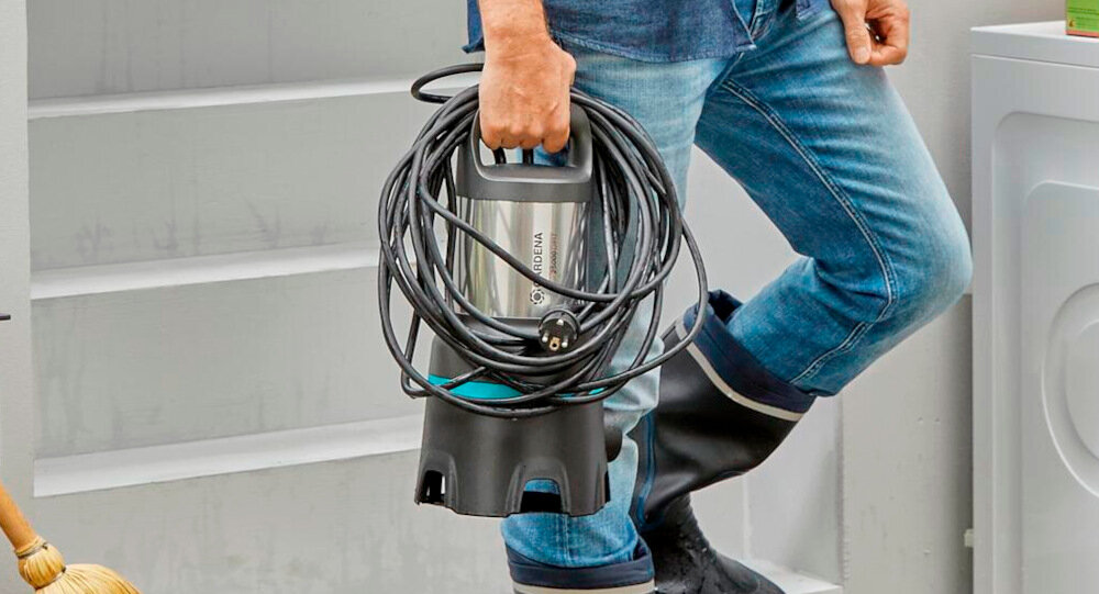 Pompa do wody GARDENA 09046-20 elektryczna solidna konstrukcja z wysokogatunkowej stali nierdzewnej elementy ceramiczne wal sinika z powloka ceramiczna potrojne uszczelnienie wysoka trwalosc solidnosc zintegrowany uchwyt