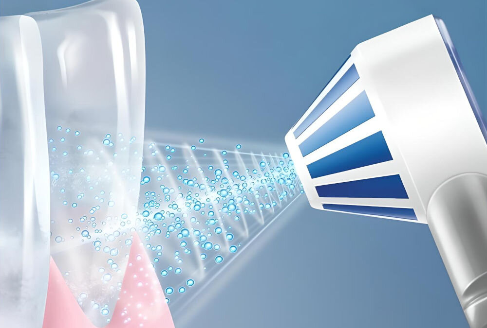 Irygator ORAL-B Oral Health Center niebieskie tło zęby dziąsło końcówka strumień bąbelki oczyszczanie zębów ergonomiczna konstrukcja intuicyjna obsługa dobrze wyprofilowany uchwyt pewny chwyt wygoda korzystania praktyczne miejsce na końcówki wygodne higieniczne przechowywanie 