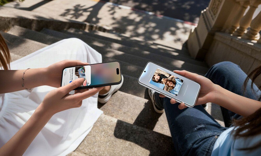 Etui i słuchawki OPPO Enco Buds3 obok smartfona z komunikatem o szybkim parowaniu Google Fast Pair